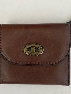 Fossil Brown genuine Leather tri-fold Wallet w Brass Turn-Lock4.5” new